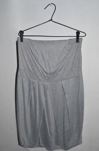 Vestido strapless cinza